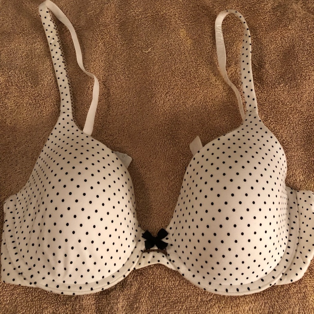 New Victoria Secret Bra 34C . Never Worn